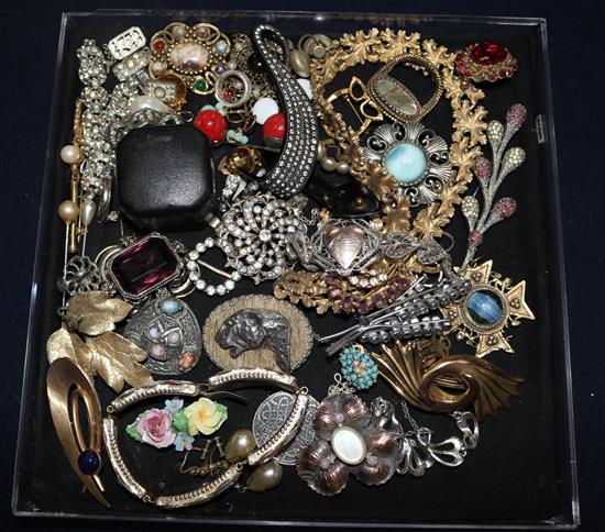 A quantity of mixed costume jewellery